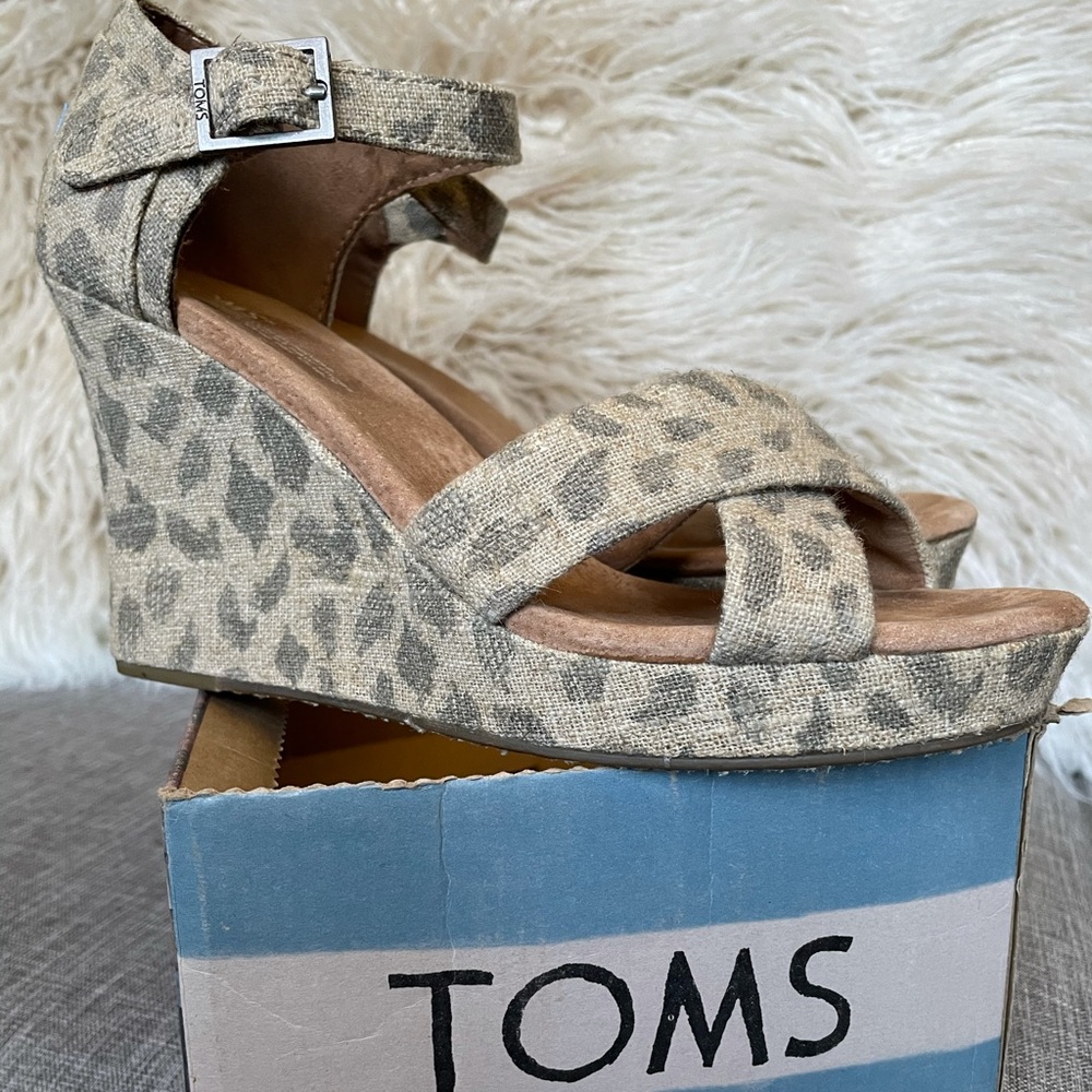 Tom’s Srappy Wedge Leopard Burlap